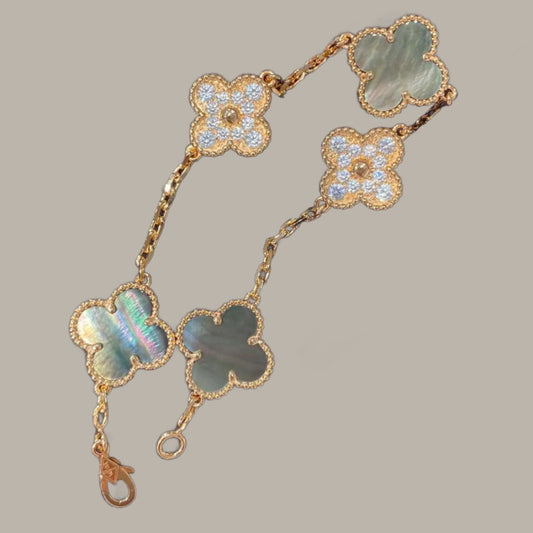 Fasion High-Quality four-leaf Clover Bracelet. Perfect for Mother's Day, Birthdays, Anniversary and so much more